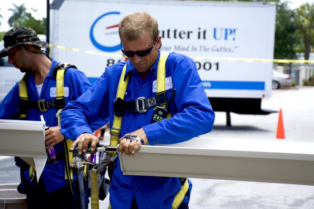 GutterItUp-employee-installing-gutters